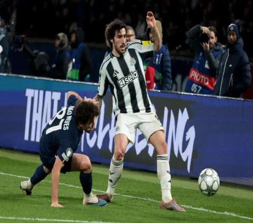 艾克森点球,建功,郜林头球辅,EVO真人视讯,EVO真人,(Sports),EVO视讯官网,EVO真人官方平台